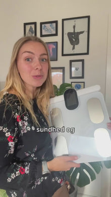 “Atlet promoverer Kropsscanner Pro, der måler fedtprocent, muskelmasse og kropssammensætning. Hun viser, hvordan scanneren hjælper med at følge sundhed, træning og personlige resultater hjemme.”