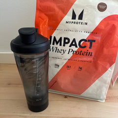 anmeldelse af elektrisk smart shaker med proteinpulver i baggrunden